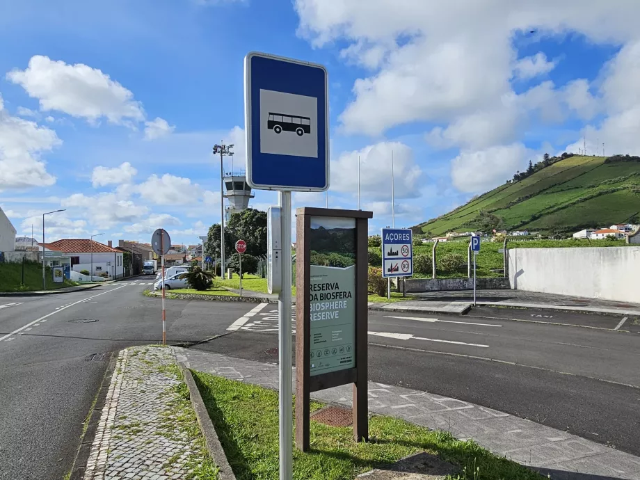 Bushaltestelle am Flughafen Flores