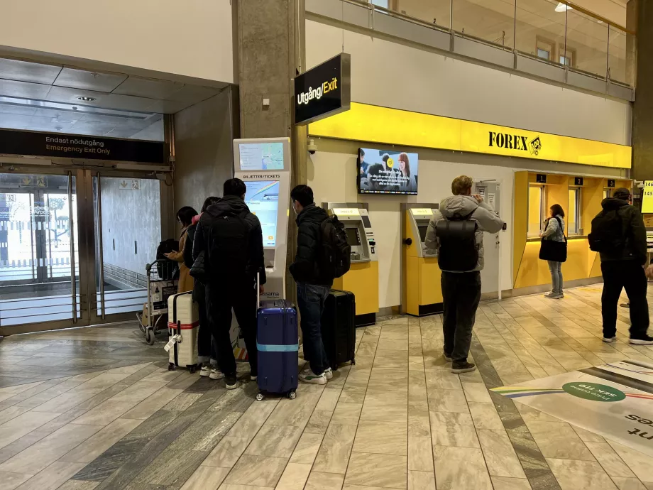 Fahrkartenautomat neben der Wechselstube am Flughafen Göteborg