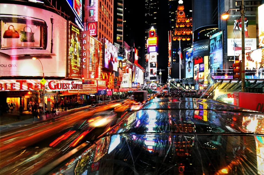 Tausende von Lichtern auf dem Times Square