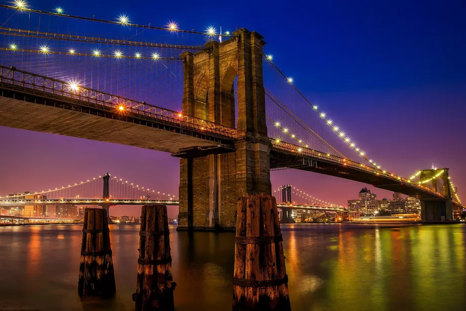 Brooklyn Bridge bei Nacht