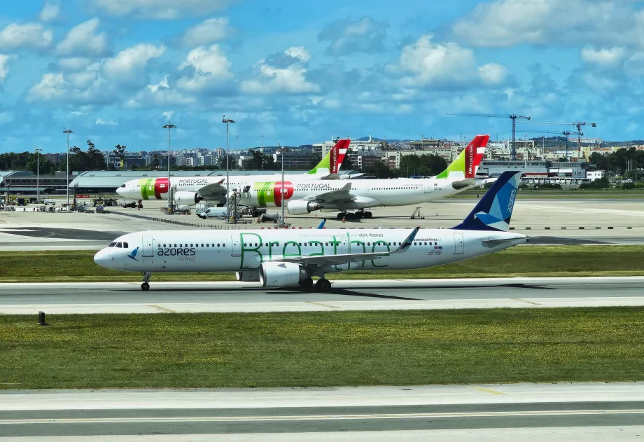 Azores Airlines, Airbus A321 in Lissabon mit der Aufschrift "Breathe" (Atmen)