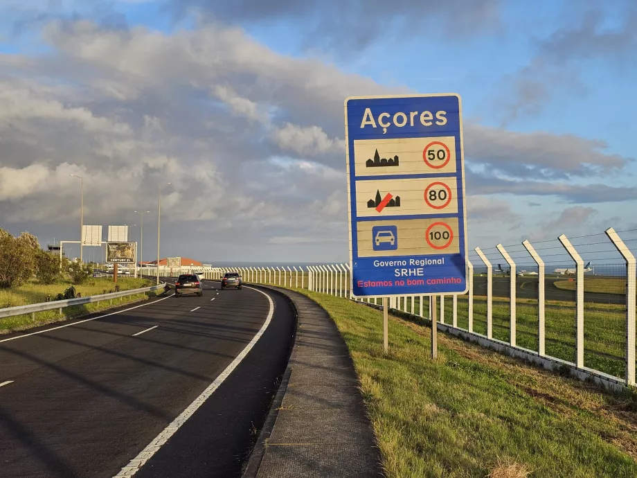 Autovermietung - Schild nach Verlassen des Flughafens Ponta Delgada