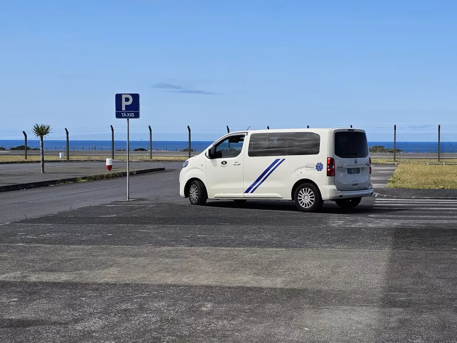 Taxi vor dem Flughafen Pico