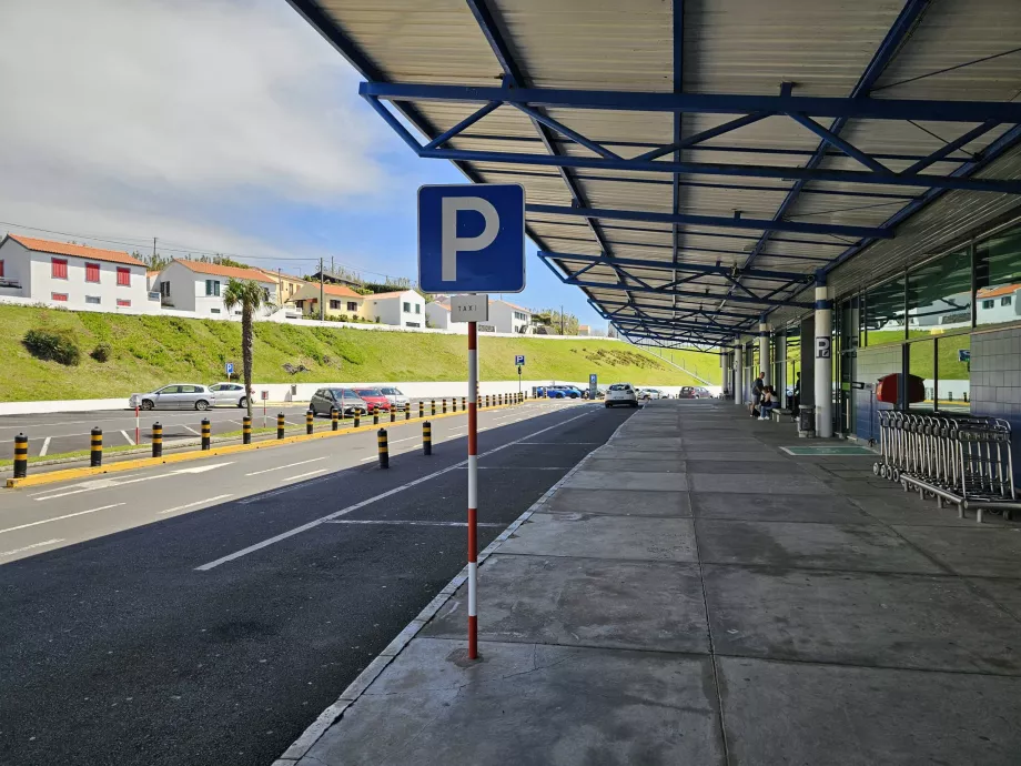 Taxistand direkt vor dem Terminal