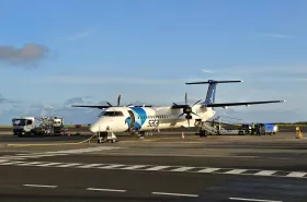 Dash 8 q-400 auf dem Flughafen Ponta Delgada