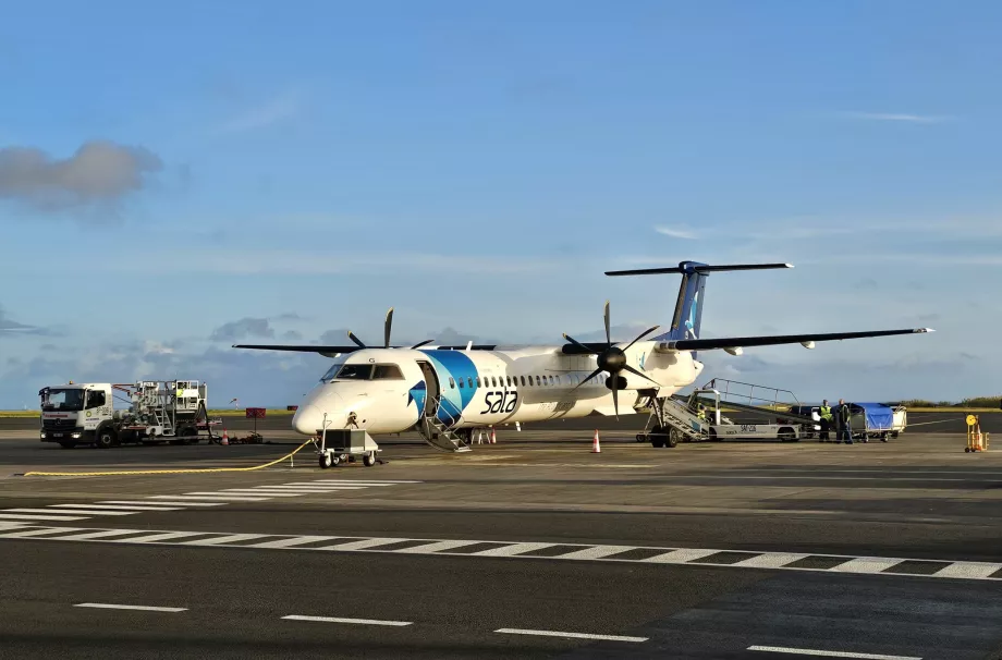 Dash 8 q-400 auf dem Flughafen Ponta Delgada