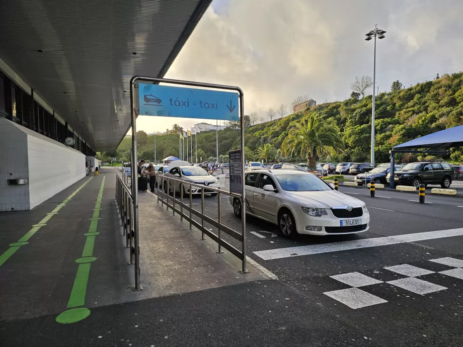 Taxistand direkt vor der Ankunftshalle