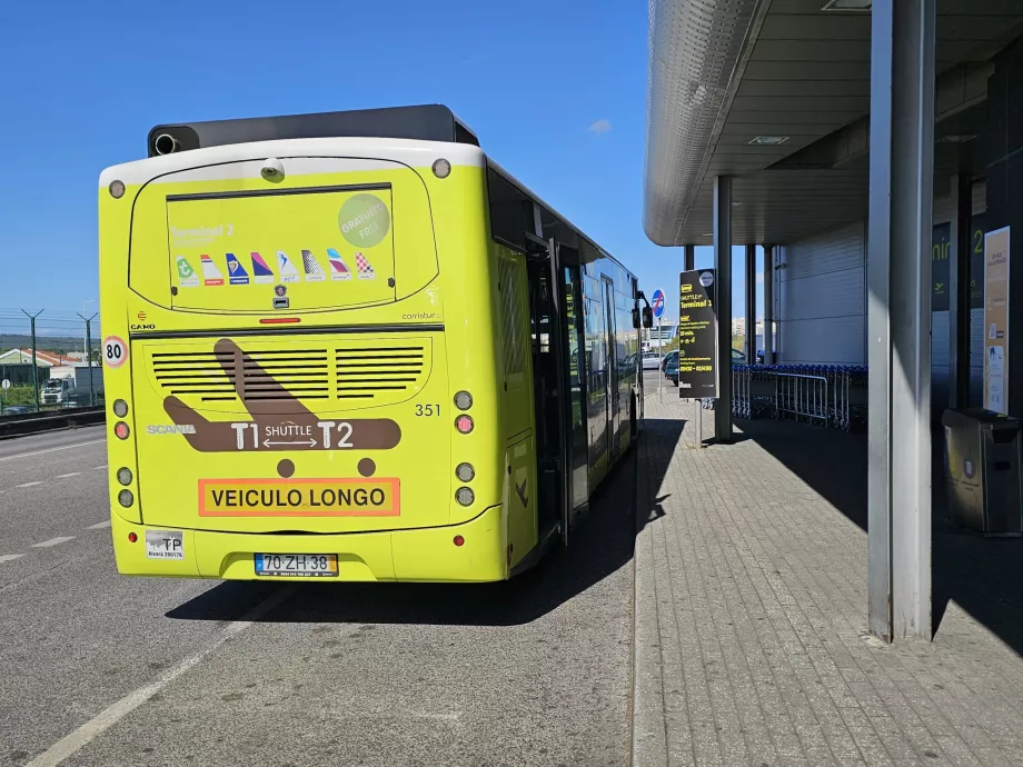 Shuttle-Bus-Haltestelle vor dem Terminal 2