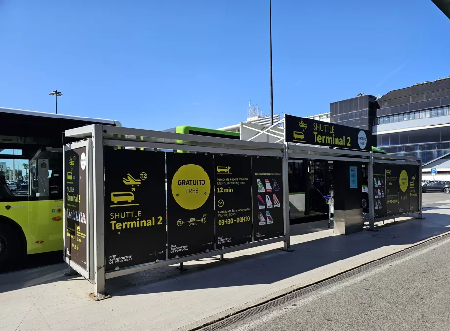 Shuttle-Bus-Haltestelle vor dem Terminal 1