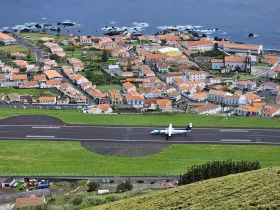 SATA-Flugzeuge auf dem Flughafen Flores FLW