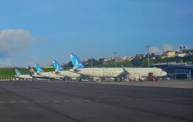 Flugzeug der Azores Airlines am Flughafen Ponta Delgada