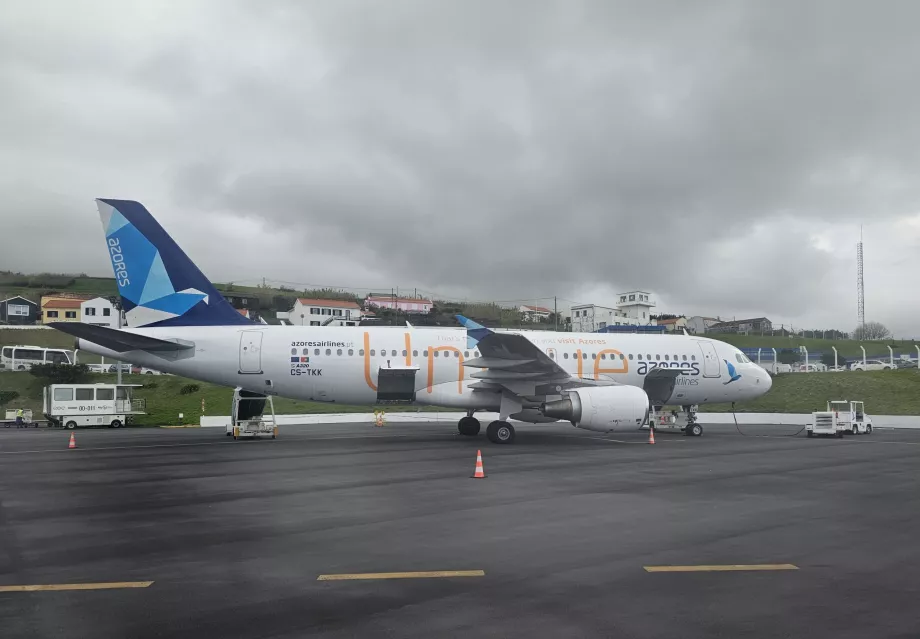 Azores Airlines, Airbus A320 mit der Aufschrift "Unique"