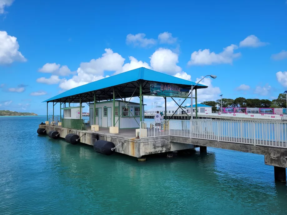 Pier in St. John's gegenüber Barbuda