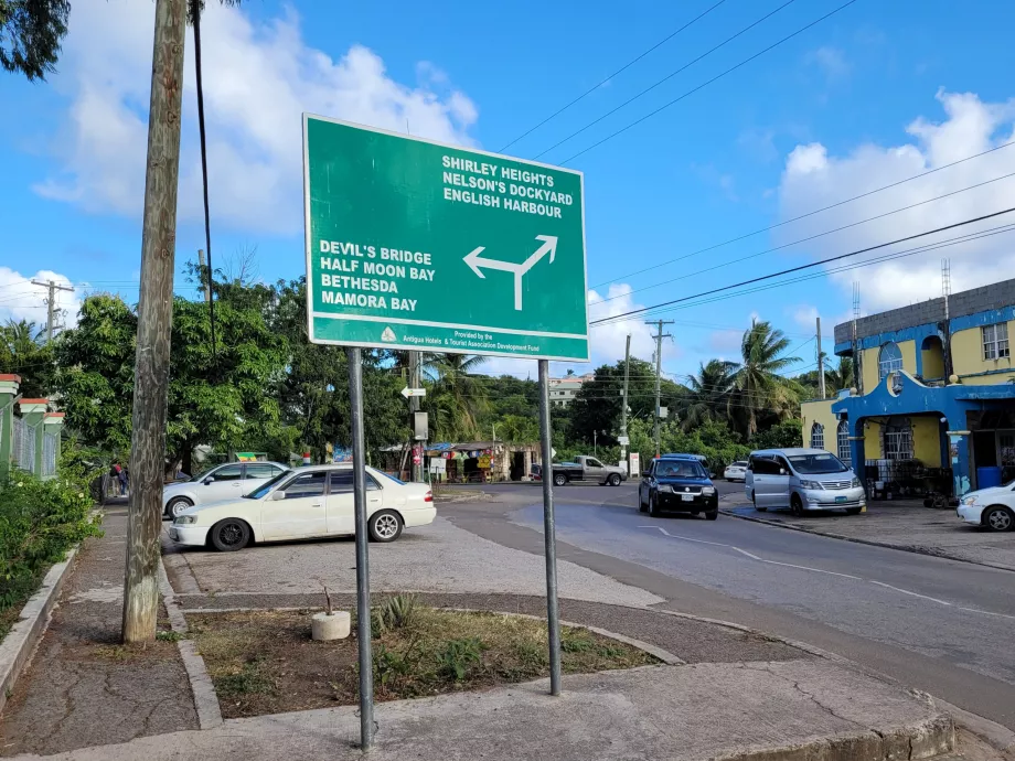 Verkehrsschilder auf Antigua