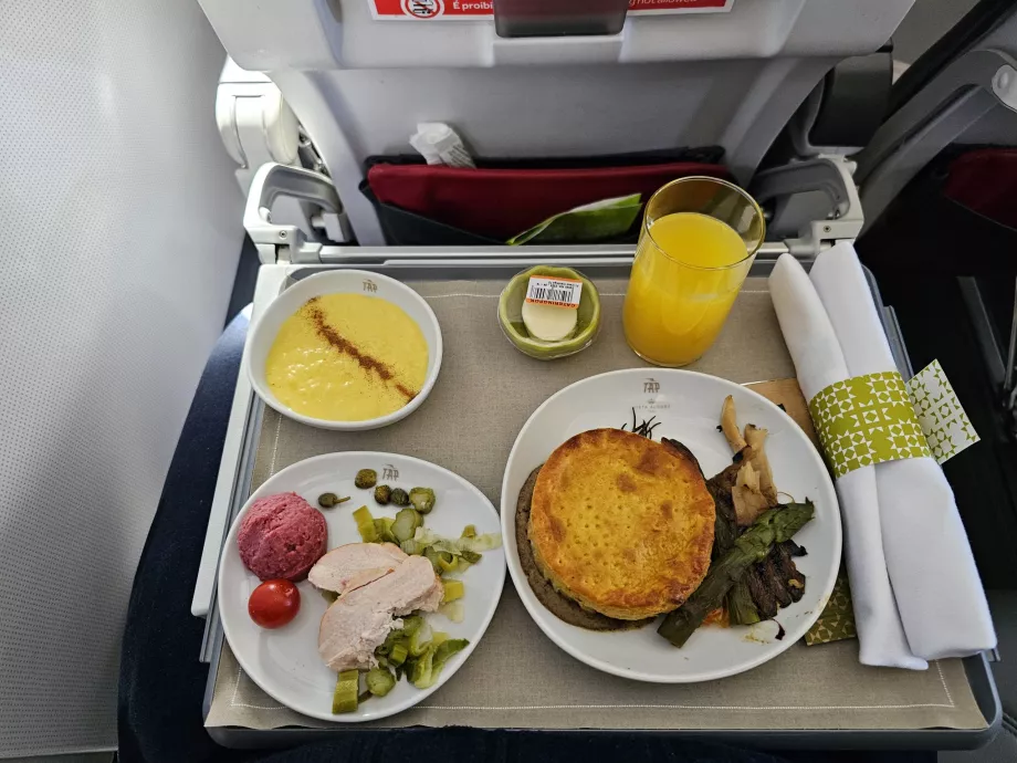 Mittagessen in der Business Class auf einem Flug durch Europa