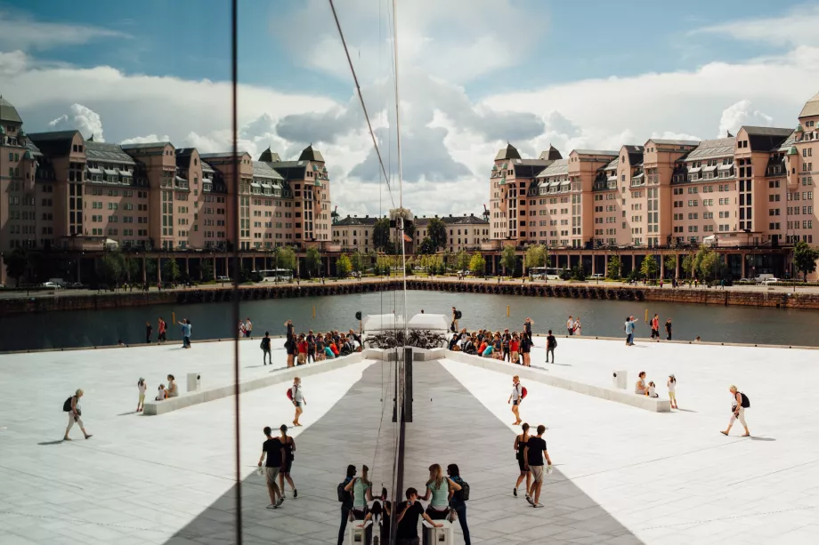 Spiegelung von Oslo in der Oper