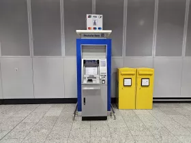 Geldautomat der Deutschen Bank, Ankunftshalle, Terminal 1