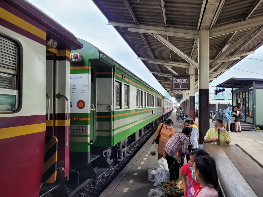 Bahnsteig im Bahnhof Thonburi