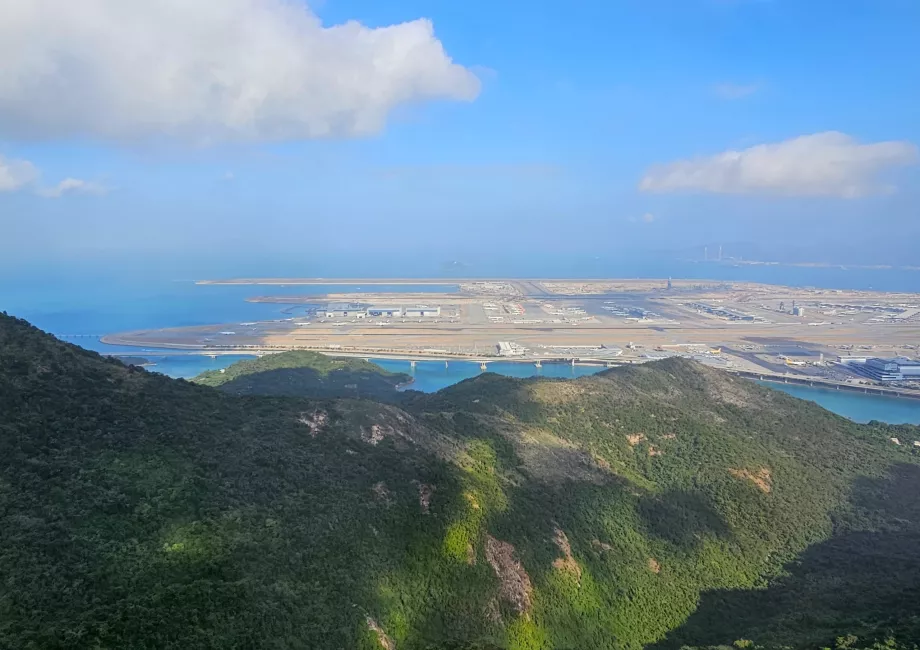 Blick von der Seilbahn zum HKG Flughafen