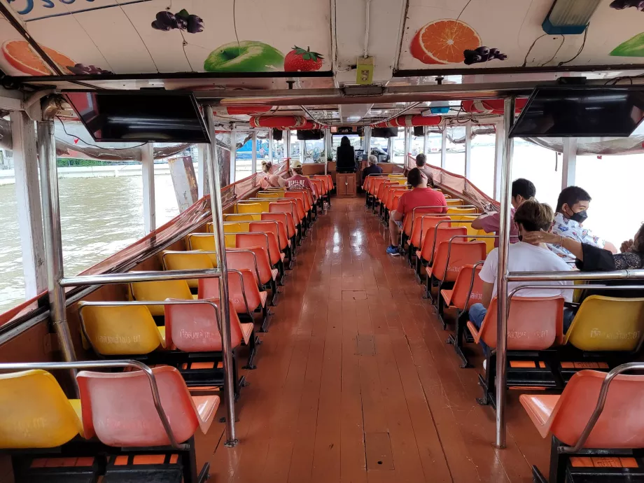 Das Innere des Chao Phraya Express Bootes