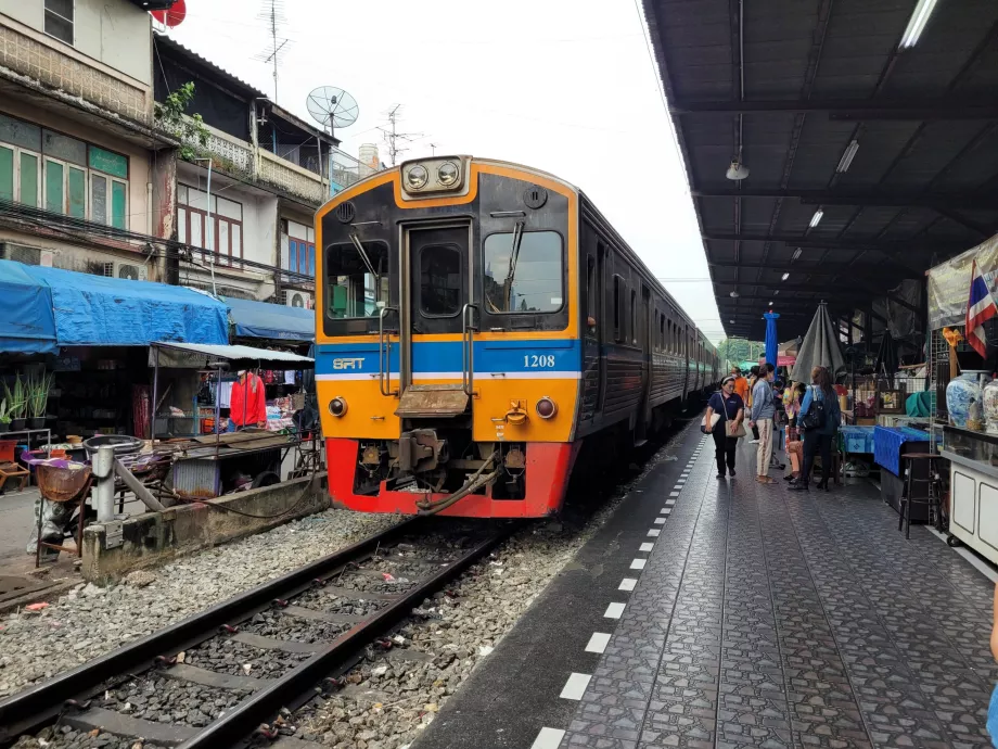 Zug zum Bahnhof Wongwian Yai