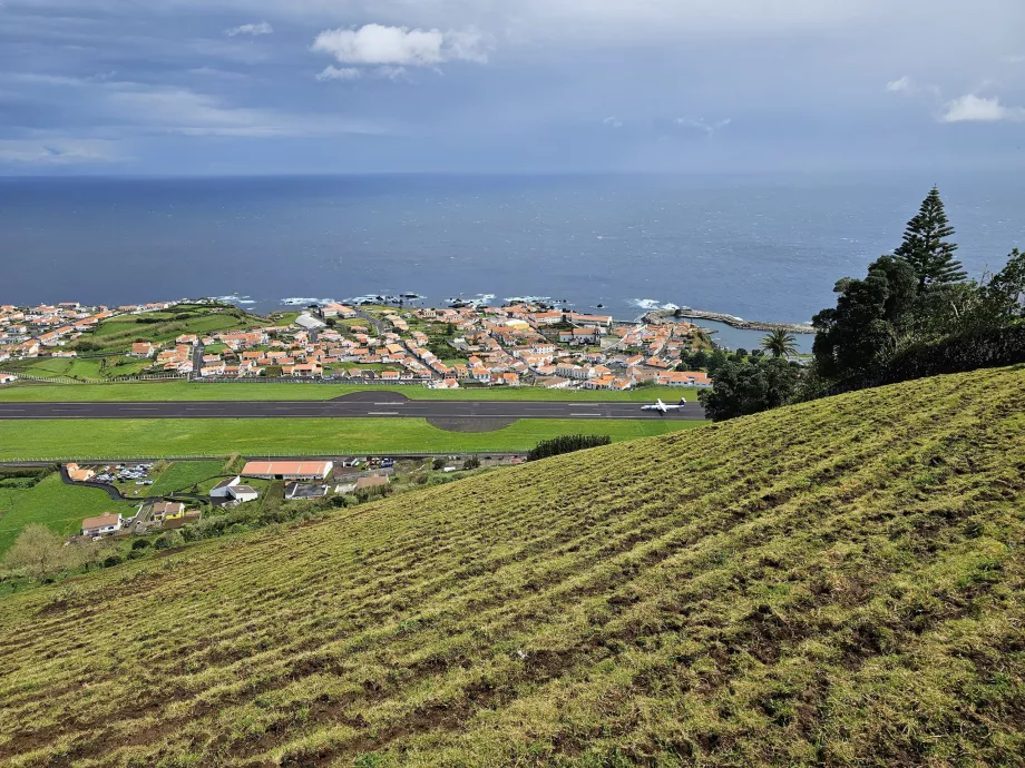 Blick auf die Landebahn und Santa Cruz das Flores