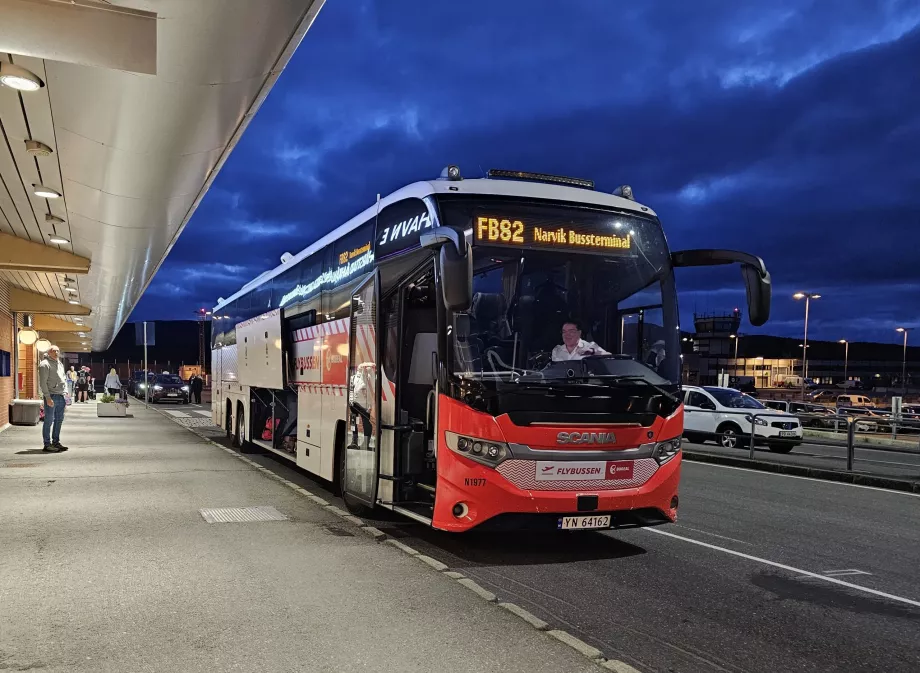 Flybussen vor dem Terminal