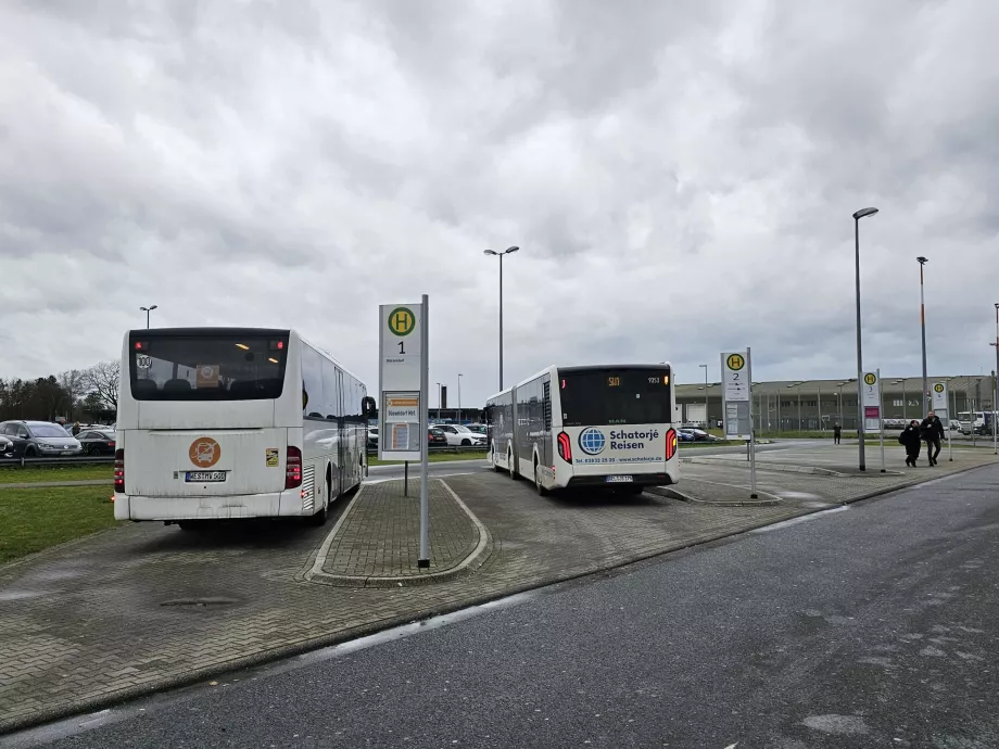 Bushaltestellen am Flughafen