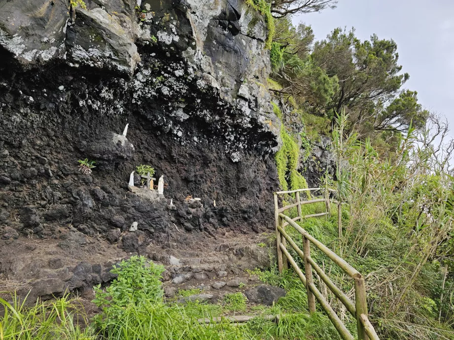 Höhlenkapelle in der Faja do Lopo Vaz