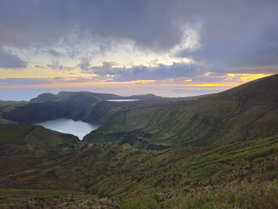 Miradouro Lagoas Funda e Rasa bei Sonnenuntergang