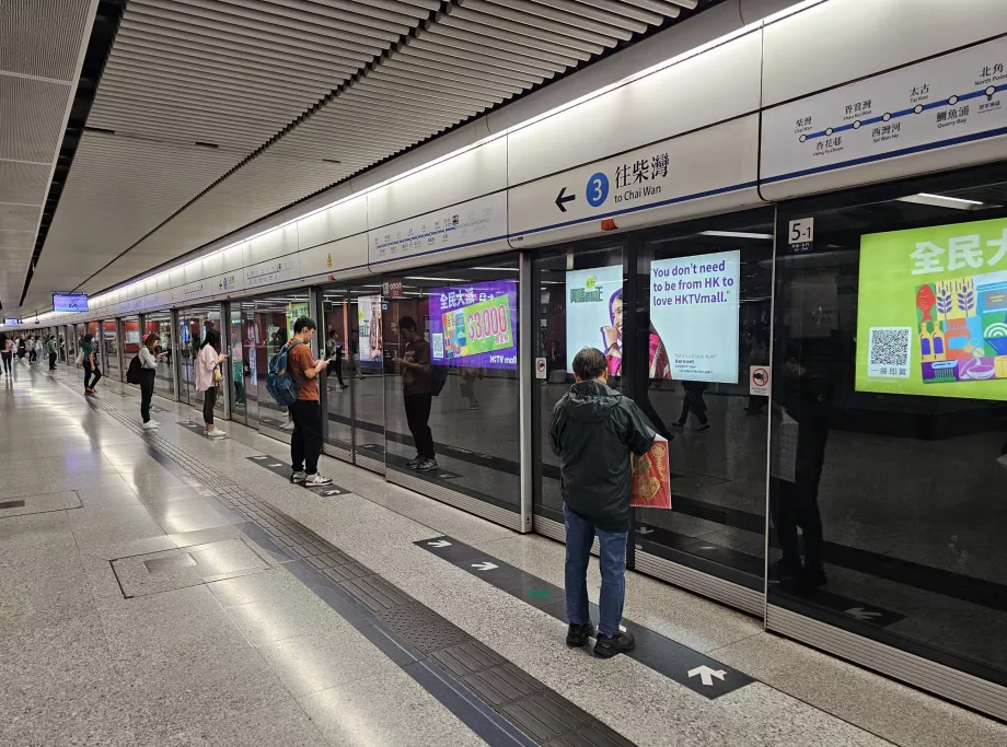 Bahnsteig der U-Bahn in Hongkong