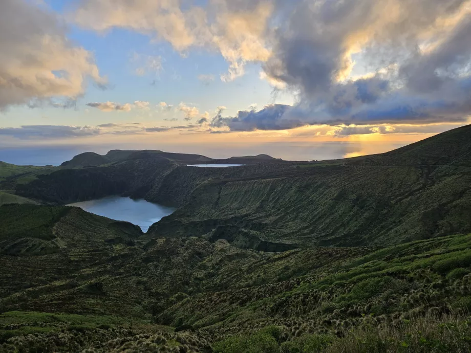 Miradouro Lagoas Funda e Rasa bei Sonnenuntergang