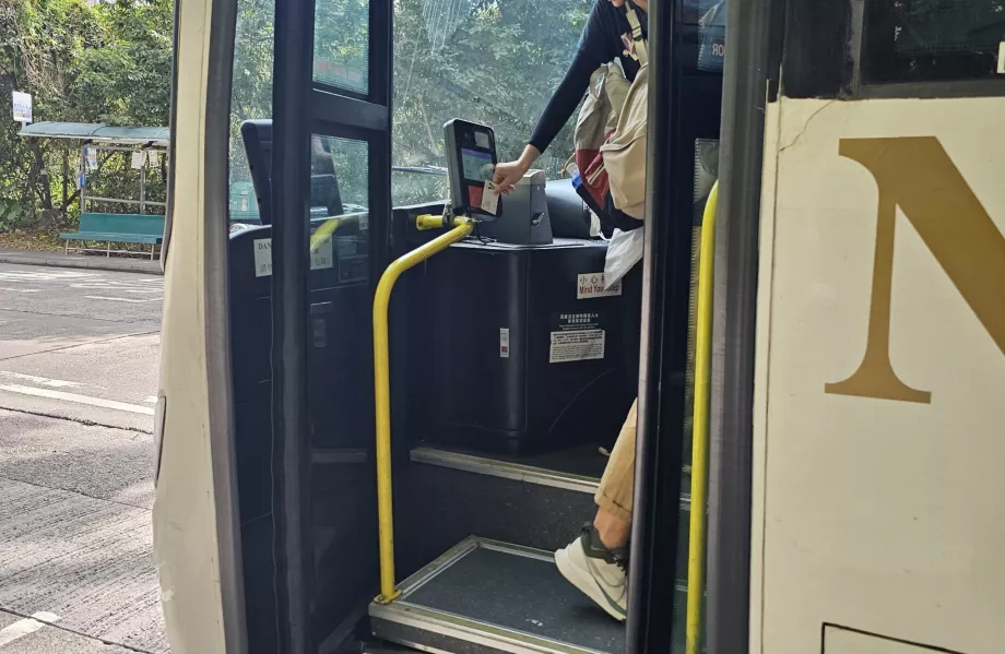 Octopus-Kartenleser beim Einsteigen in den Bus