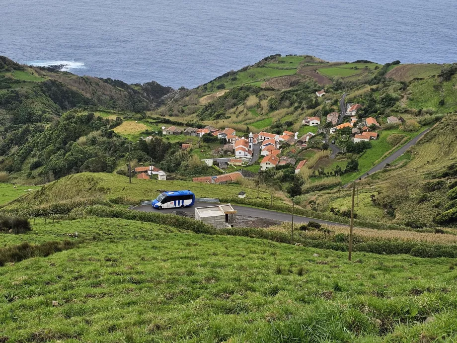 Bus über das Dorf Lajedo