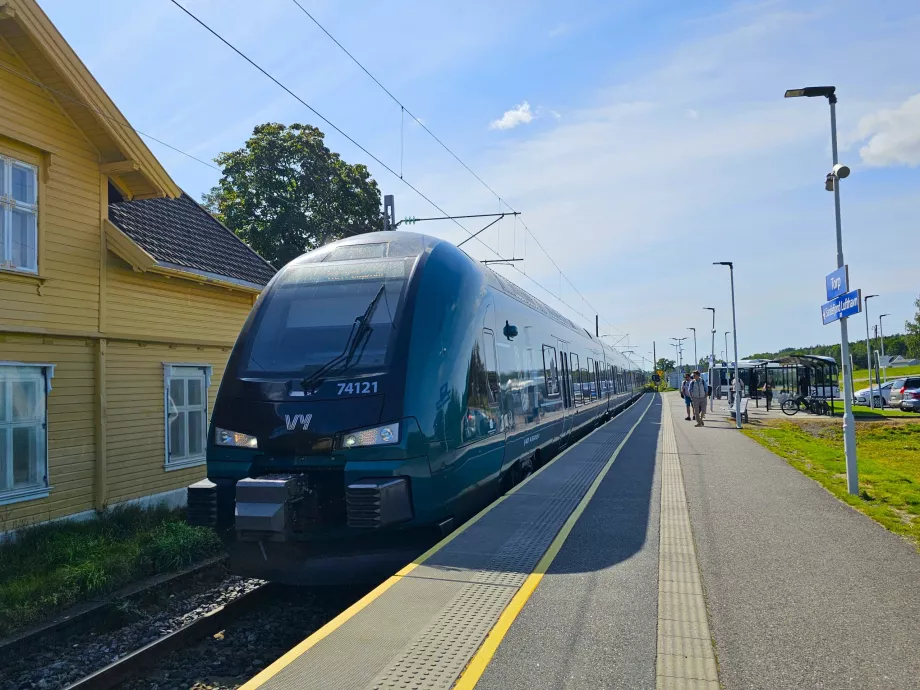 Zug am Bahnhof Torp