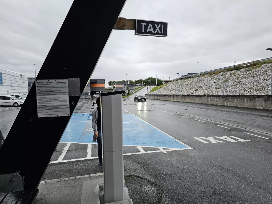 Taxistand, Flughafen Molde