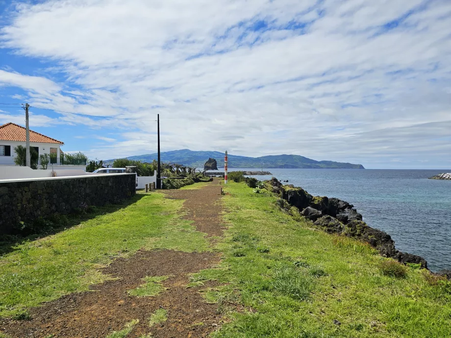 Wanderweg entlang des Meeres