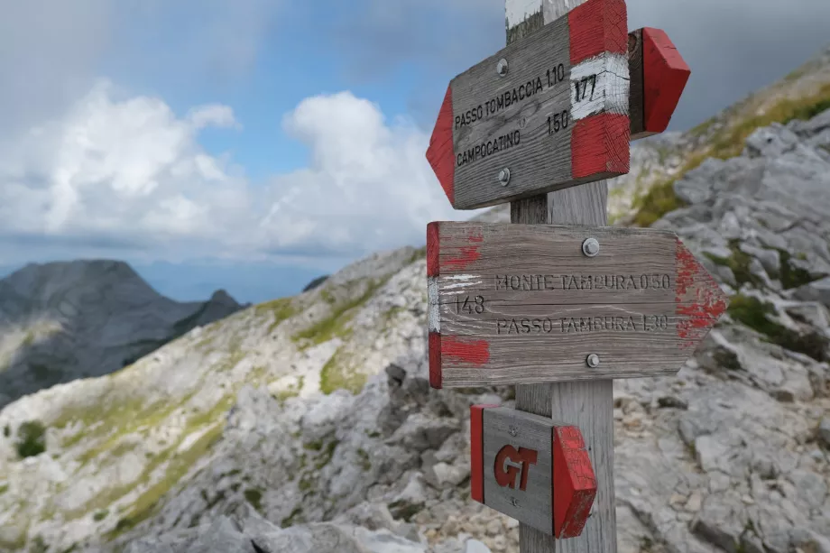 Beschilderung in den Apuanischen Alpen