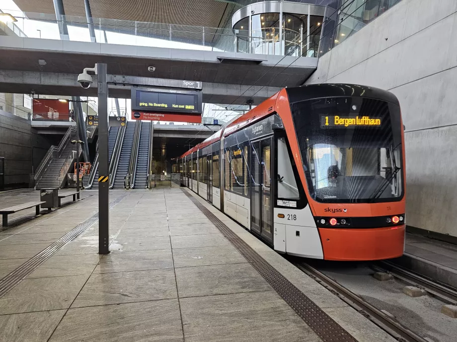 Straßenbahn am Flughafen Bergen