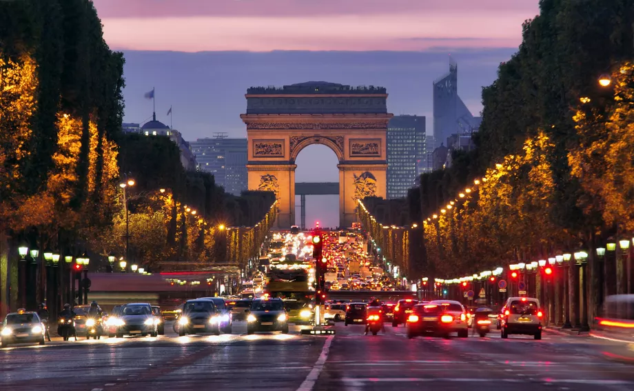 Champs Elysees bei Nacht