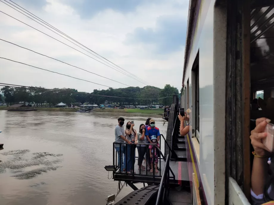 Über die Brücke fahren