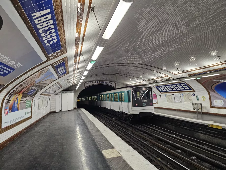 Metrozug am Bahnhof Abbesses