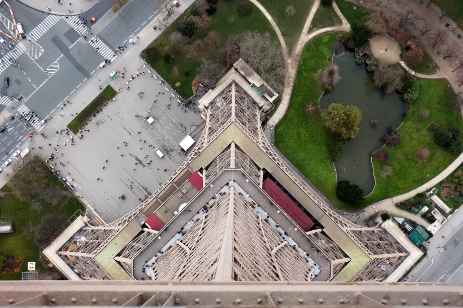 Eiffelturm mit Blick nach unten