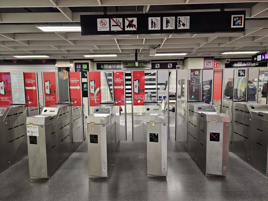 Drehkreuze am Eingang zur U-Bahn