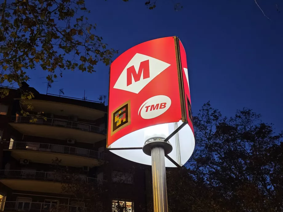 Markierung des Eingangs zur U-Bahn