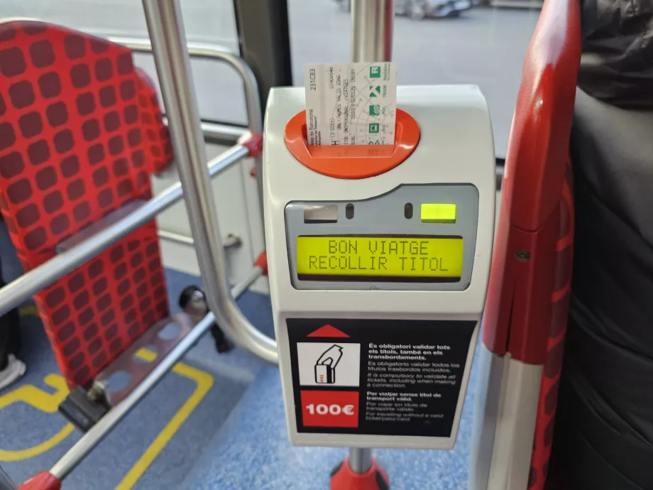 Fahrkartenentwerter im Bus