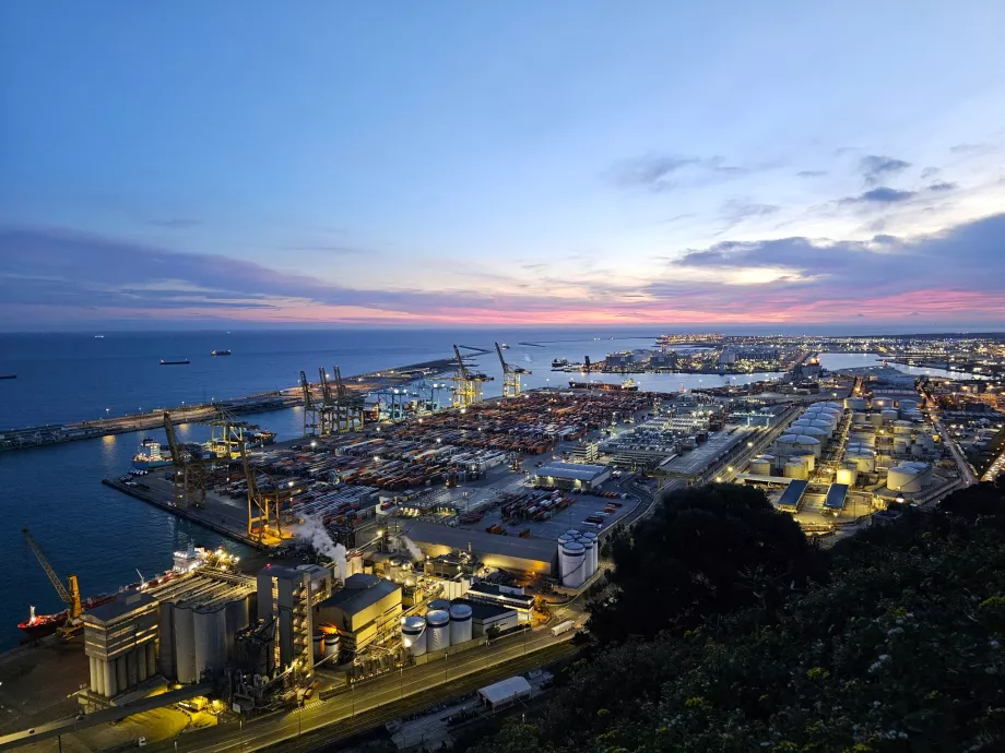 Blick auf den Hafen vom Hügel Montjuic