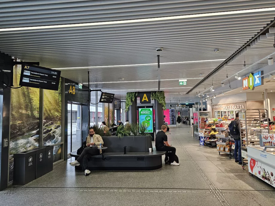 Wartesaal am Busbahnhof in Oslo