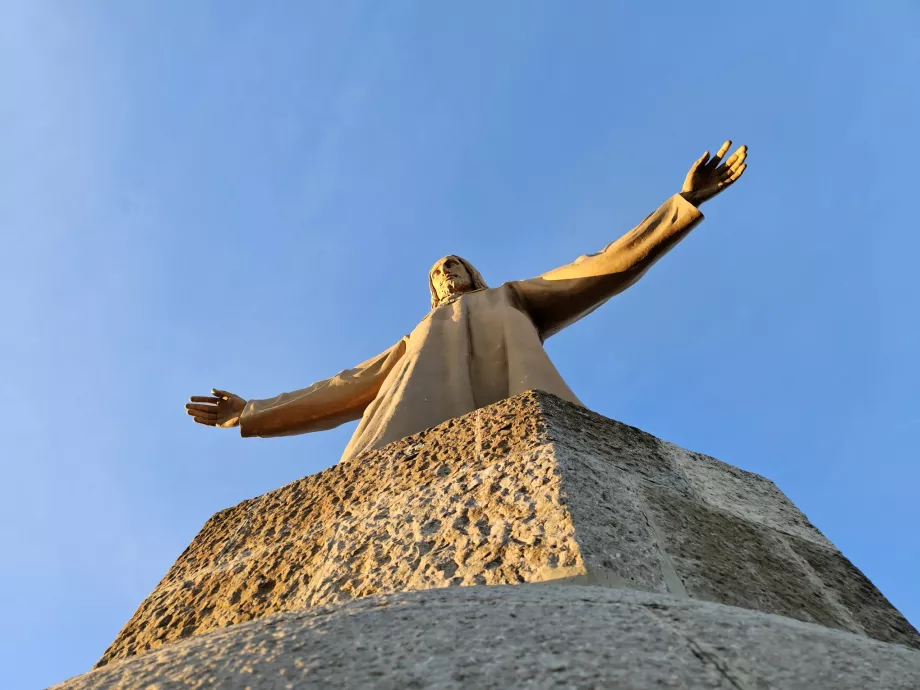 Die Christusstatue auf der Spitze des Tempelturms