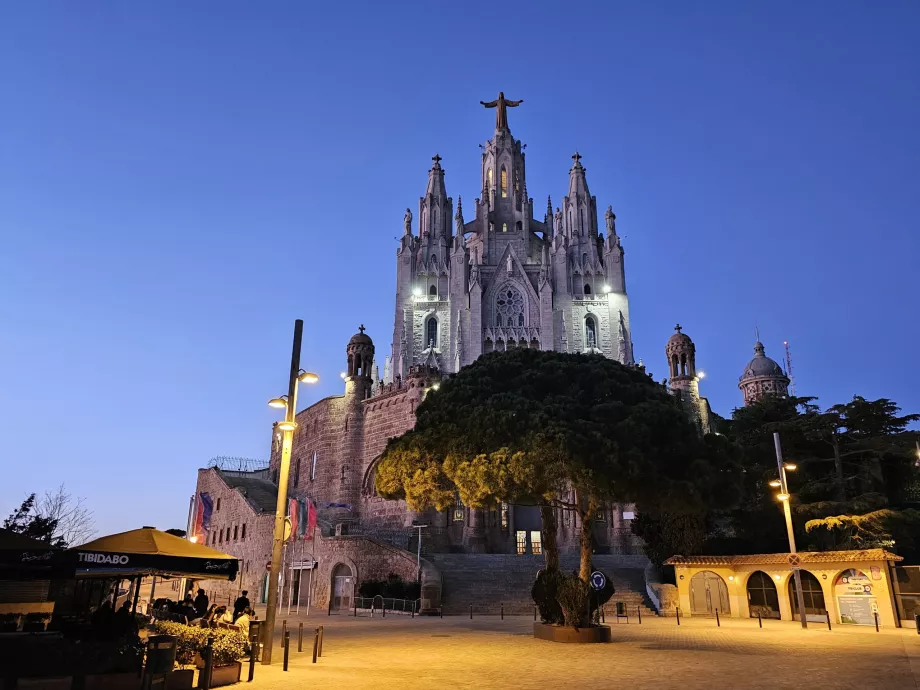 Tibidiabo-Tempel in der Dunkelheit